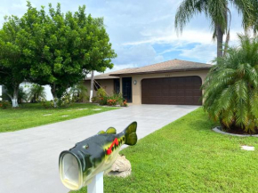 Cozy Coral Cottage with Tiki Hut, Mini Golf, Arcade and Grill